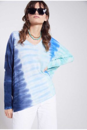 dziewczyna w kaszmirowym swetrze w niebiesko-lazurowe wzory